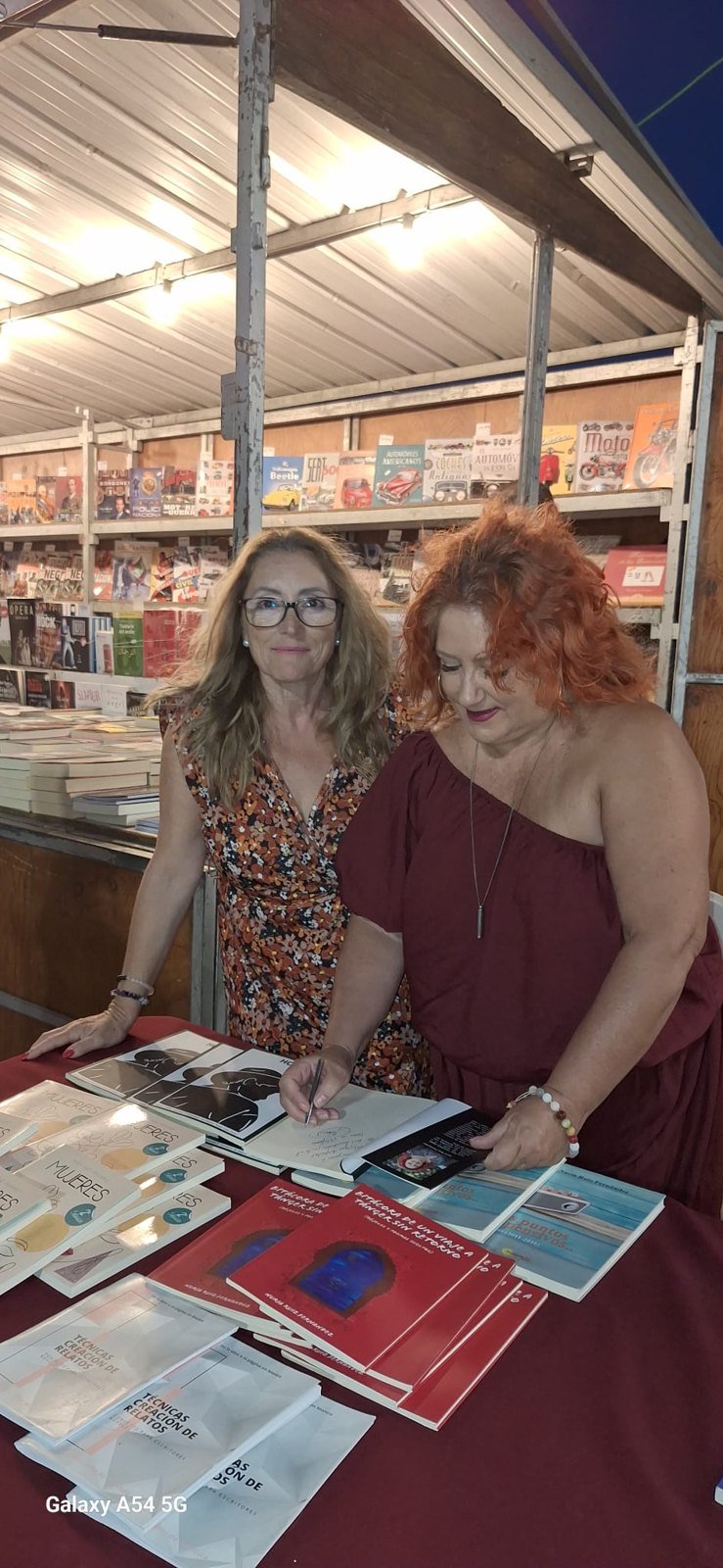 Firma de libros en la XXXI Feria del Libro de Estepona