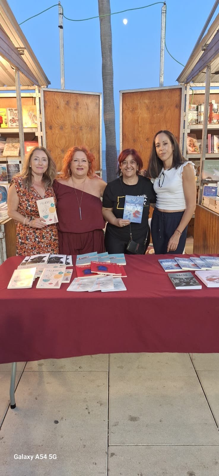 Nuria Ruiz con lectoras en la XXXI Feria del Libro de Estepona