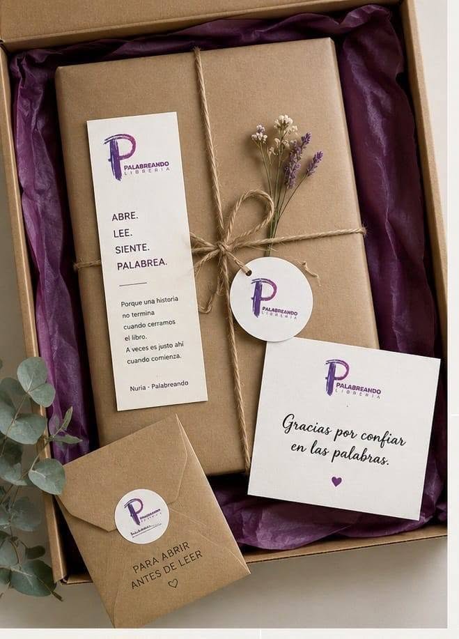 Pedido de Palabreando Librería presentado como un regalo: ejemplar envuelto, marcapáginas y tarjetas de Palabreando, sobre «Para abrir antes de leer» y una ramita de lavanda